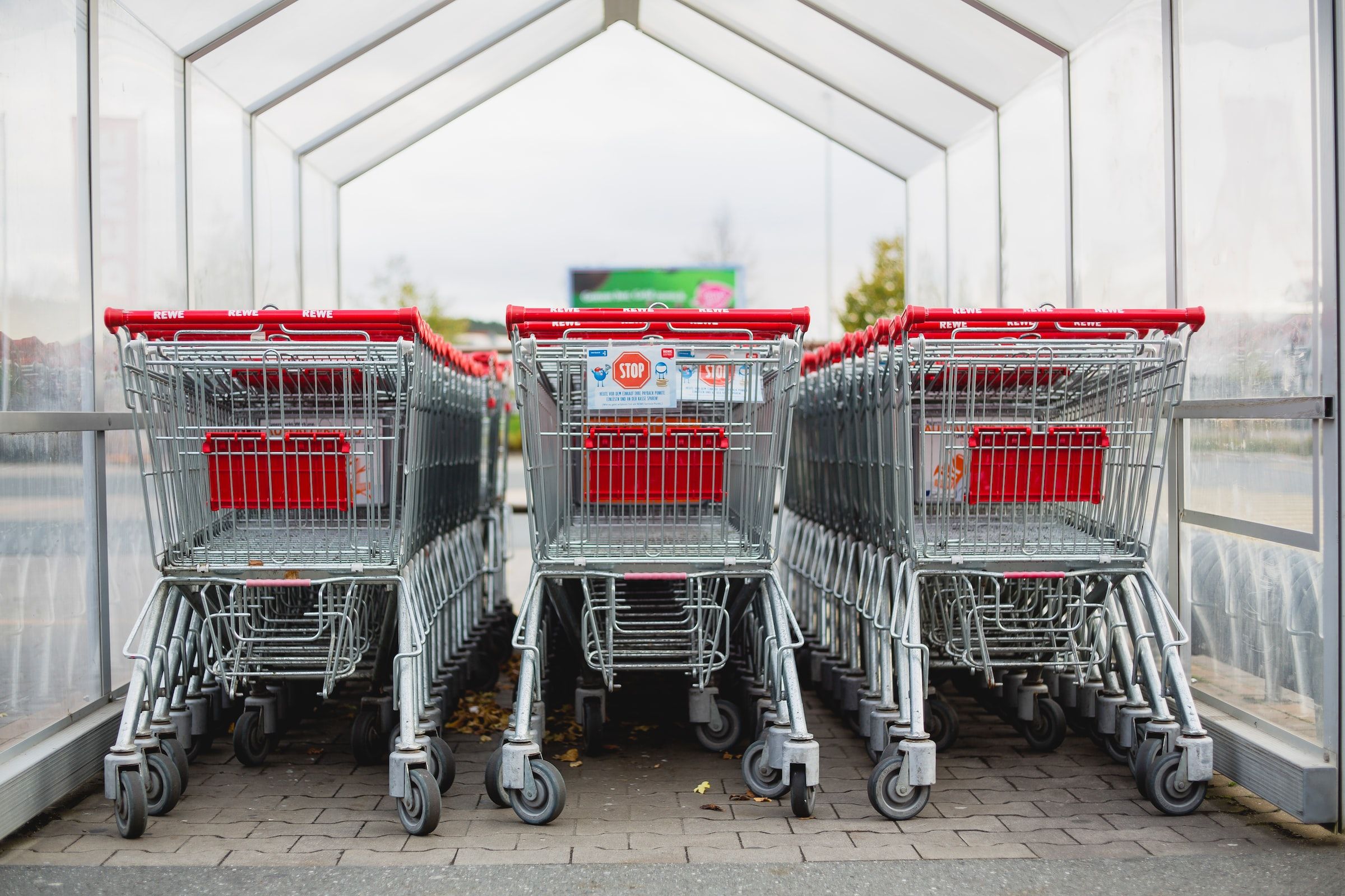 Kundvagnar utanför en matbutik