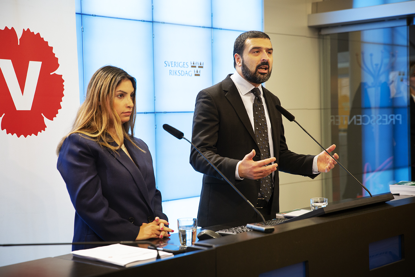 Nooshi Dadgostar och Ali Esbati pratar på en presskonferens