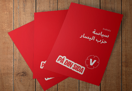 Folder på rött papper med arabiska tecken och texten 'PÅ DIN SIDA' och en V-symbol